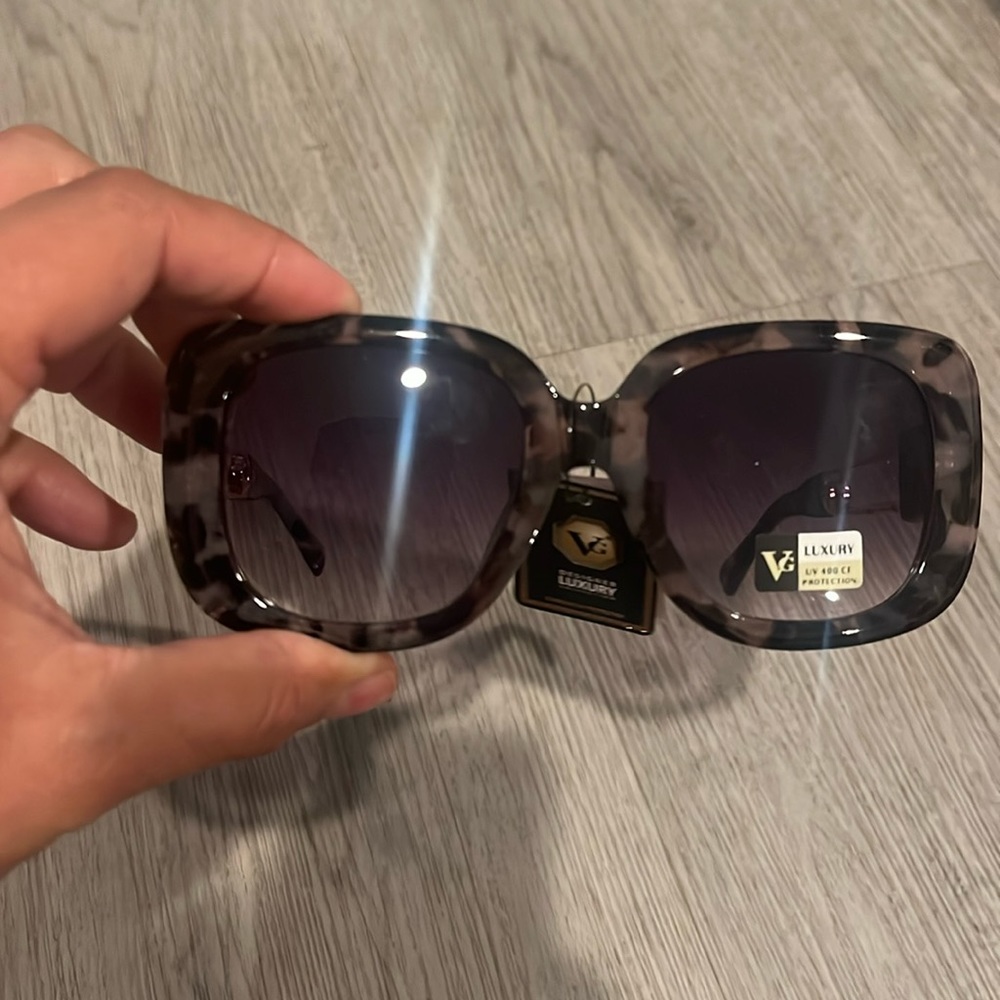 NWT VG designer luxury glasses with 400 UV protection